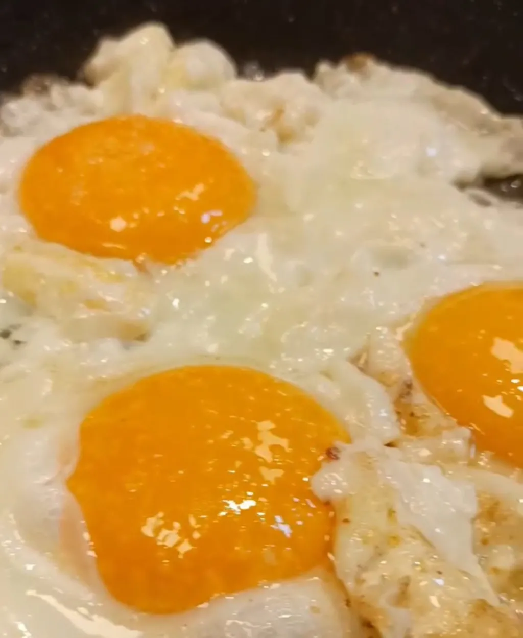 sahanda köy yumurtası tereyağlı